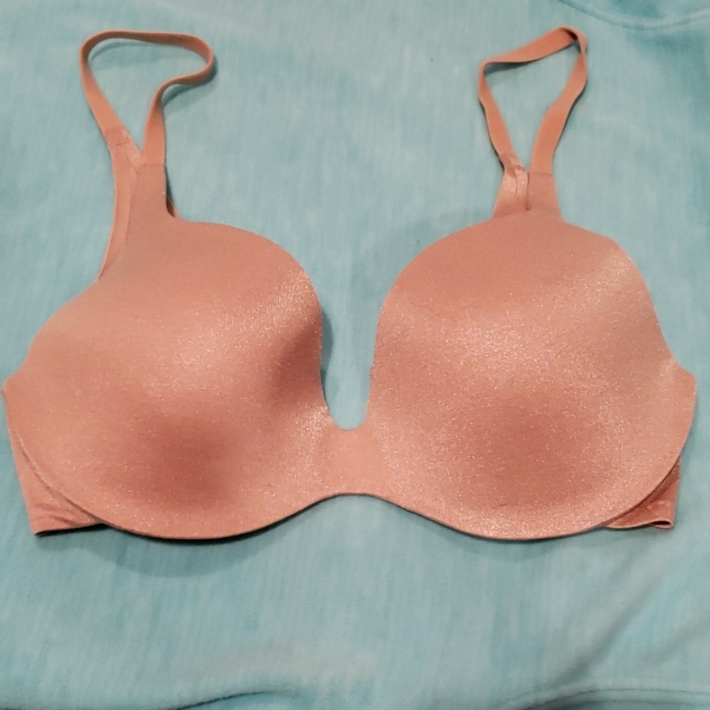 VS Incredible nude 32C bra. New without tags